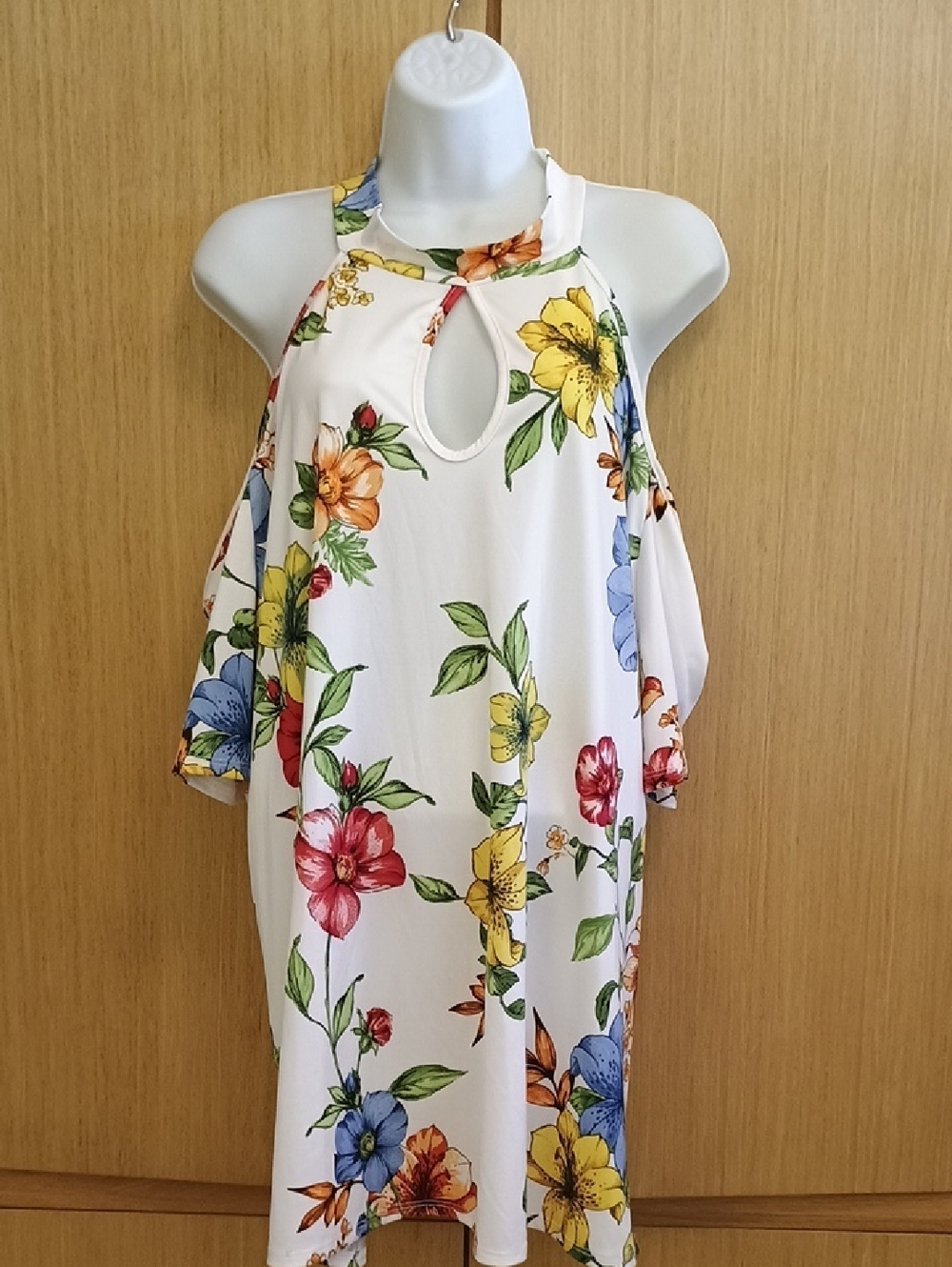 +SZ NWOT Cha Cha Vented SZ 3X White Floral Cold Shoulder Tunic